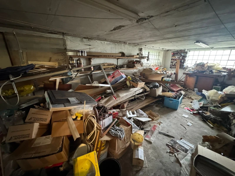 Vermüllte Garage vor dem Aufräumen und der Entsorgung mit KS Entrümpelung