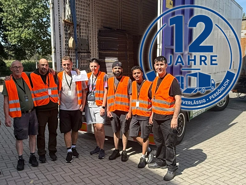 Team von KS Entrümpelung und 12 Jahre Grafik im Hintergrund